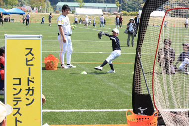 ちびっ子選手が参加したスピードガンコンテスト光景