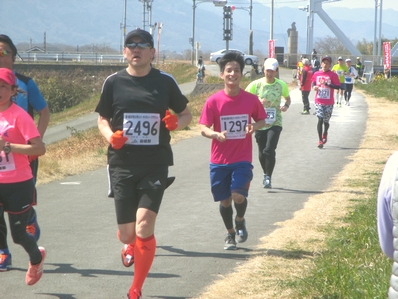 土手をランニング